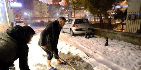Vatandaşlar sokakta kar değil, dolu küredis